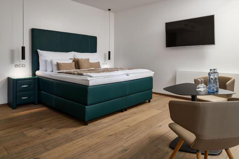Suite with Hot Tub image 2