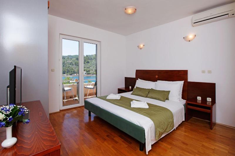 Double Room with Balcony and Sea View image 1