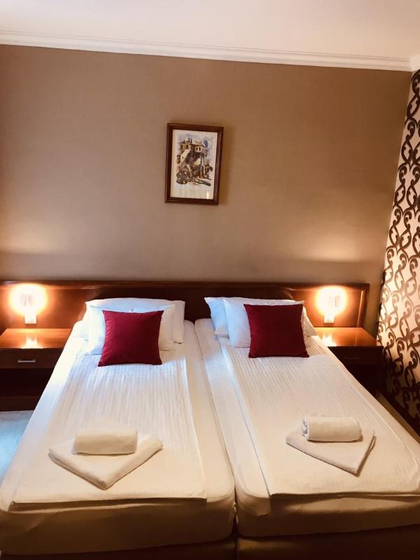 Economy Twin Room image 2