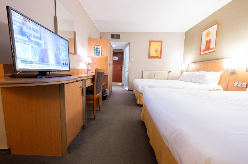 Standard Double Room with Two Double Beds image 4