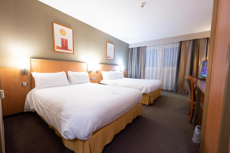 Standard Double Room with Two Double Beds image 3