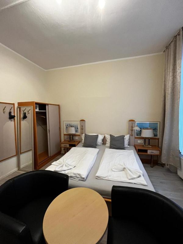 Triple Room with Shared Bathroom image 2