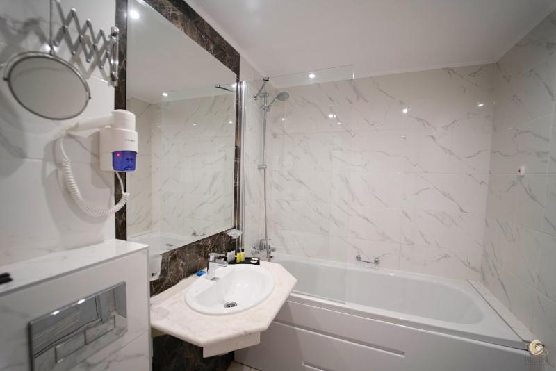 Deluxe Double or Twin Room with Balcony - Free Parking & Aquapark Access image 4