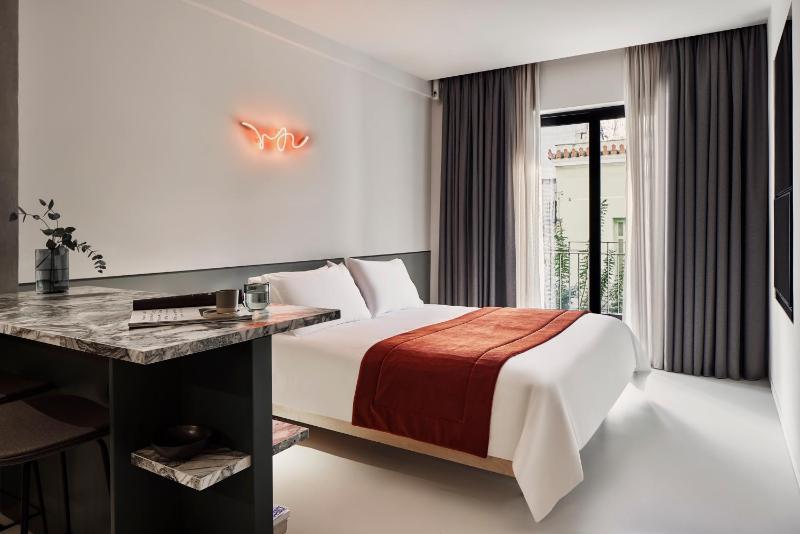 Deluxe Double Room with Balcony image 1