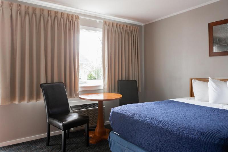 Standard Room with Two Double Beds image 3