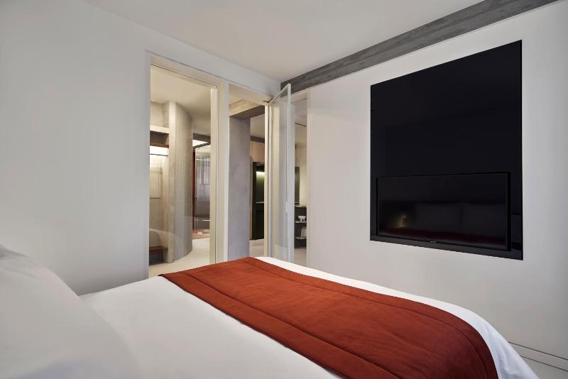 Junior Suite with Balcony image 1