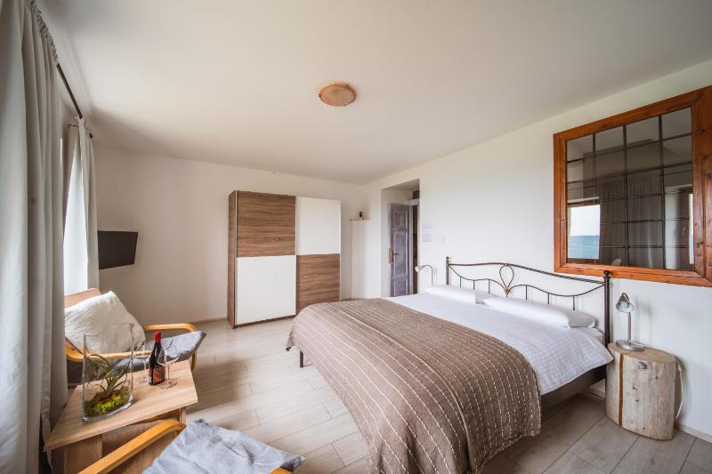 One-Bedroom Apartment image 3
