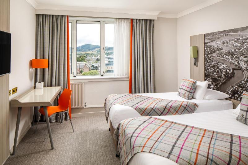 Classic Twin Room image 3