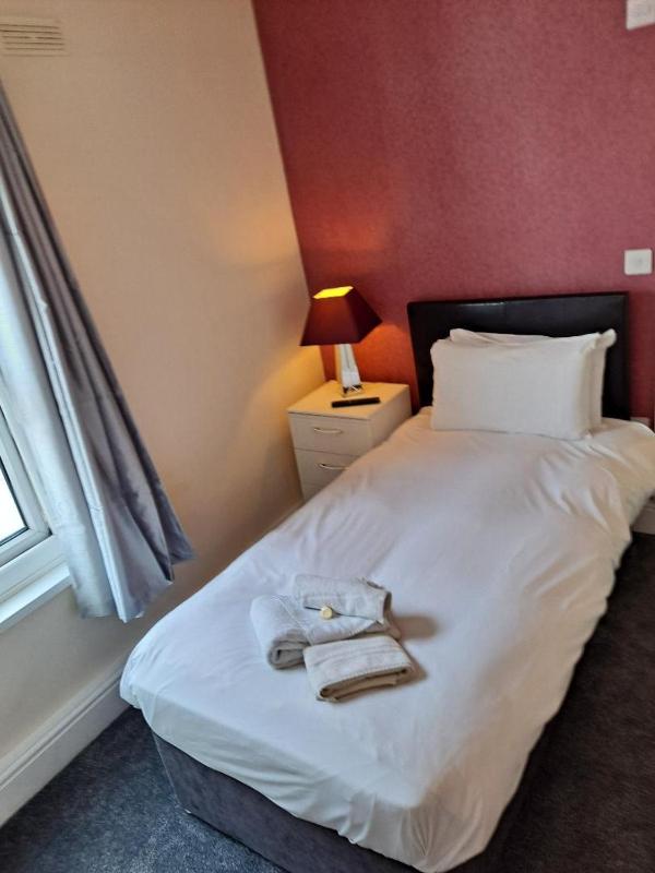 Single Room with Private Bathroom image 3