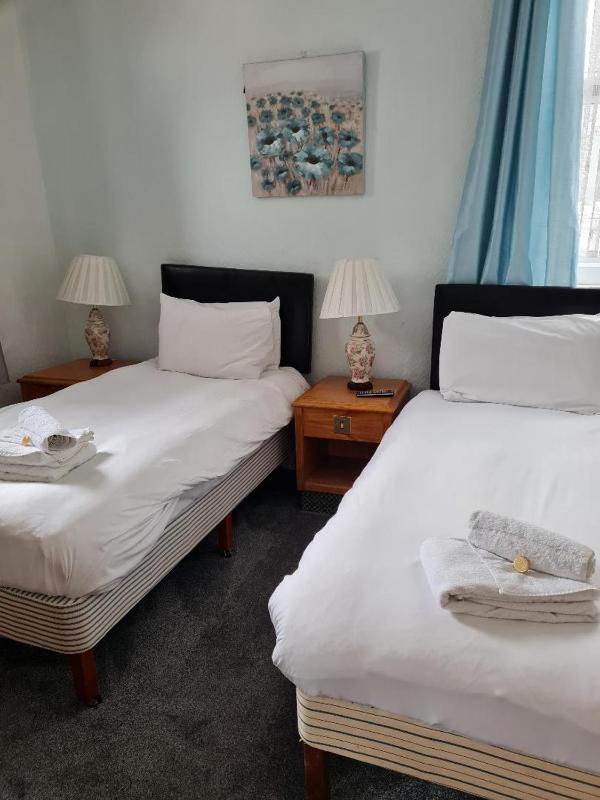 Twin Room with Private Bathroom image 2