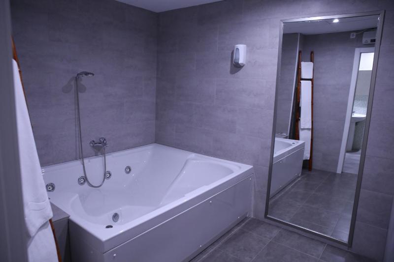Suite with Spa Bath image 1