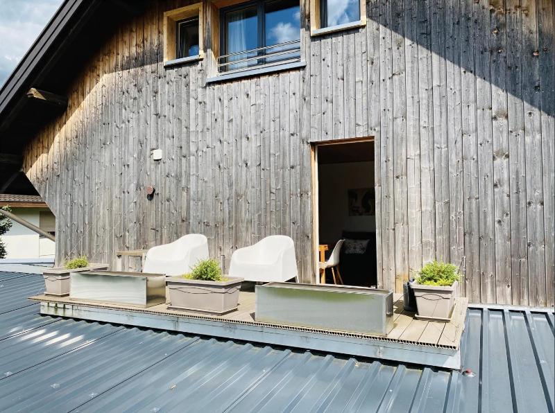 One-Bedroom Apartment with Terrace and Mountain View  image 2