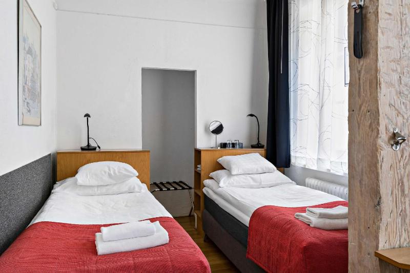 Standard Double Room with Two Single Beds image 1