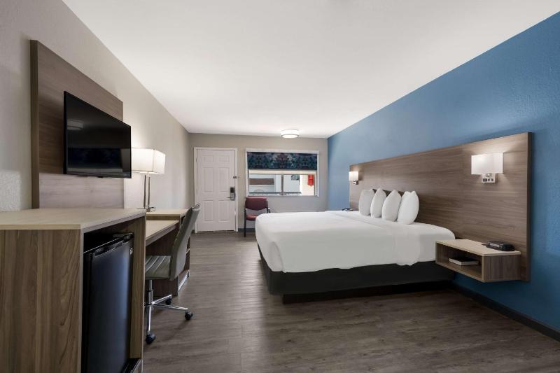 King Room - Non-Smoking image 4