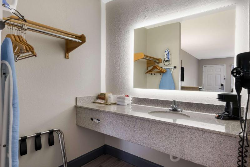 Double Room with Two Double Beds - Smoking image 2