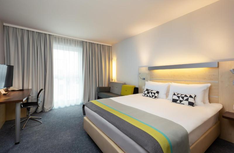 Standard Queen Room with Sofa Bed - Non-Smoking image 2