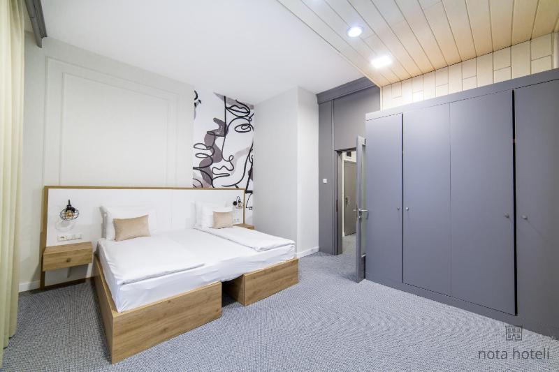 Deluxe King Suite image 1