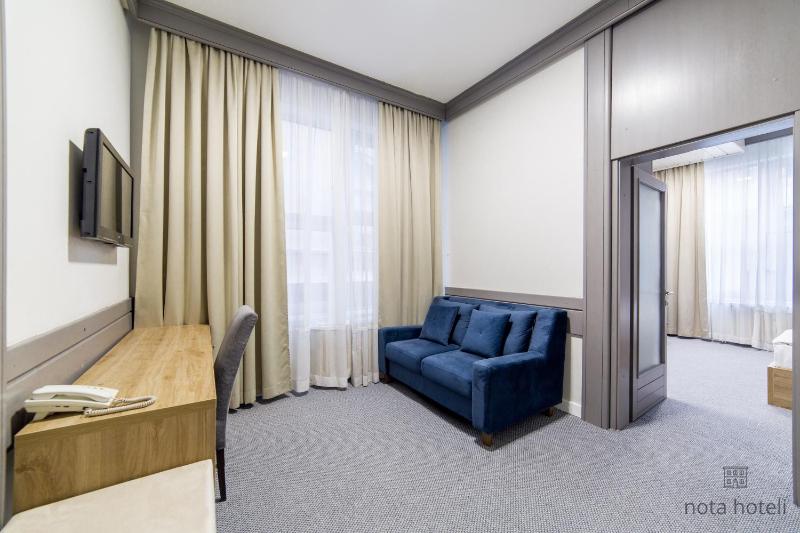 Deluxe King Suite image 3