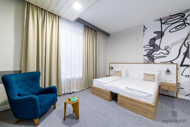 Deluxe King Suite image 4