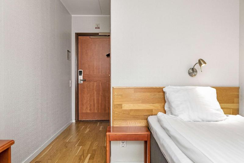 Standard Single Room image 4