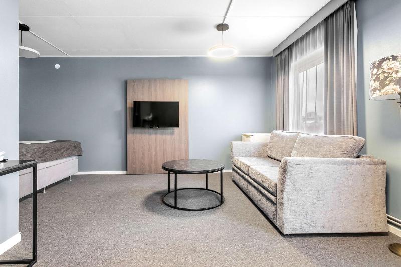 Superior King Room with Sofa Bed - Non-Smoking image 4