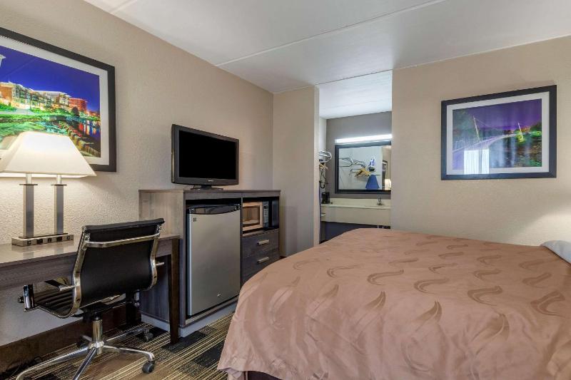 Queen Room - Non-Smoking image 4