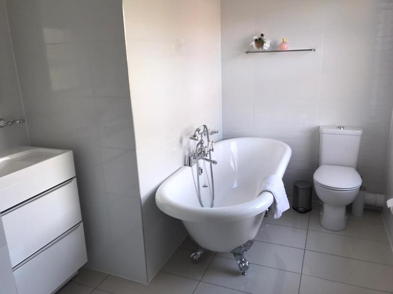 Deluxe King Room image 1