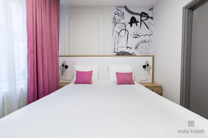 Standard Double Room image 3