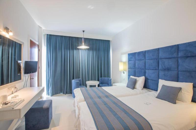 Twin Room with Side Sea View image 4