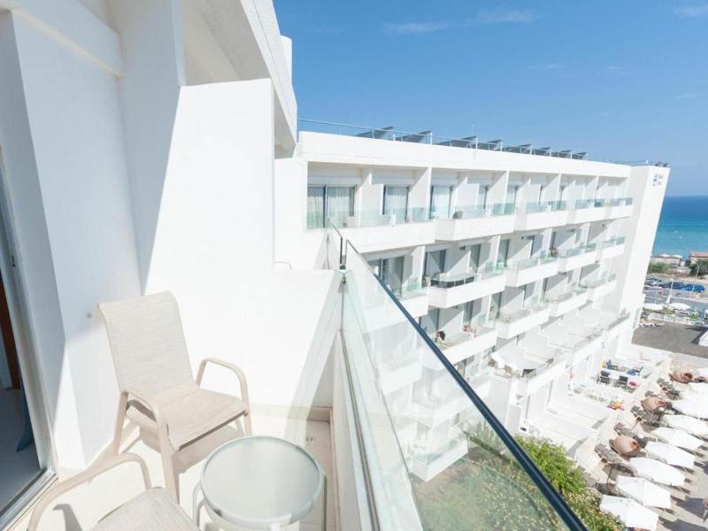 Twin Room with Side Sea View image 1