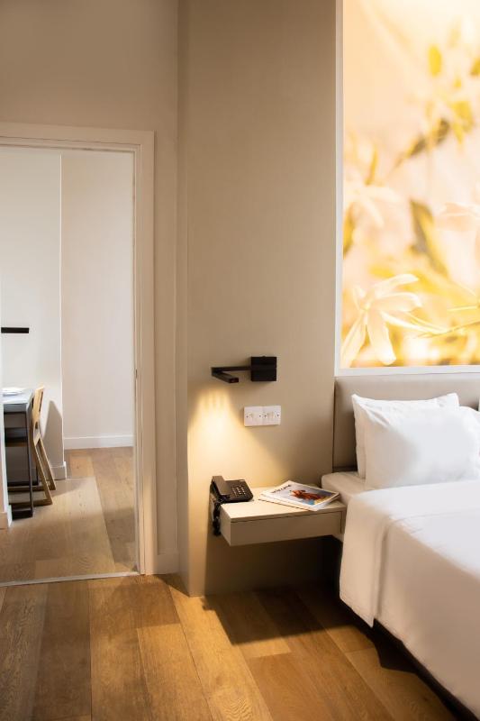 Junior Queen Suite with Sofa image 4