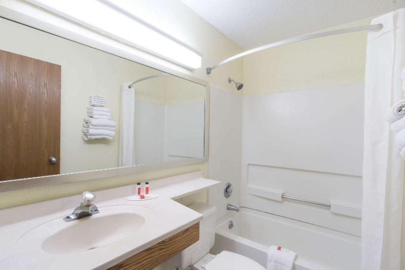 Queen Room with Two Queen Beds - Non-Smoking image 3