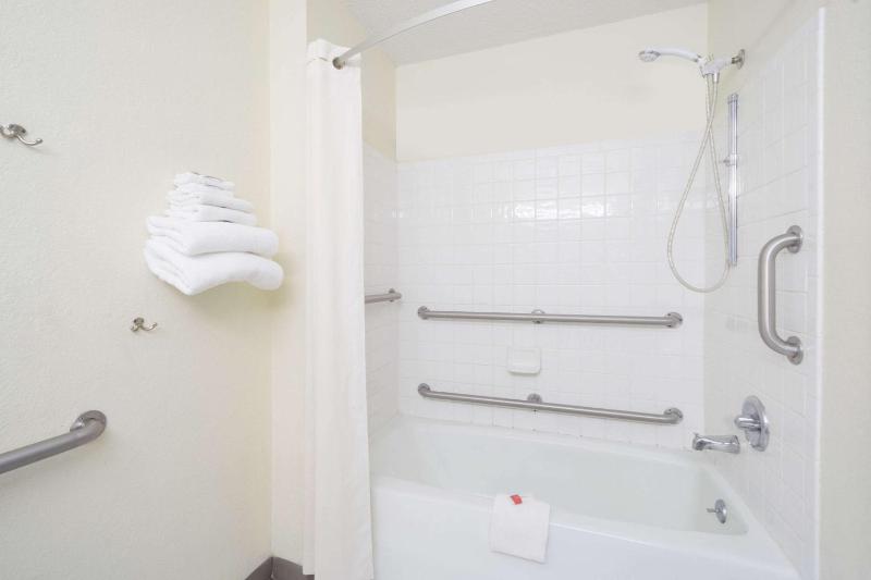 Queen Room - Disability Access/Non-Smoking image 4