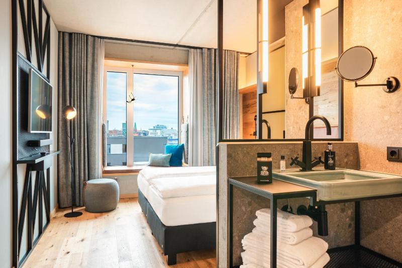 King Room with Harbour View - High Floor image 4