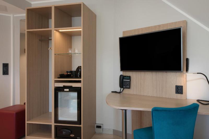 Standard Double Room image 3