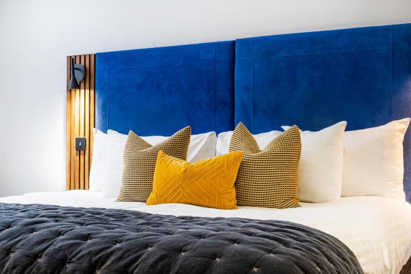 Superior King or Twin Room image 4