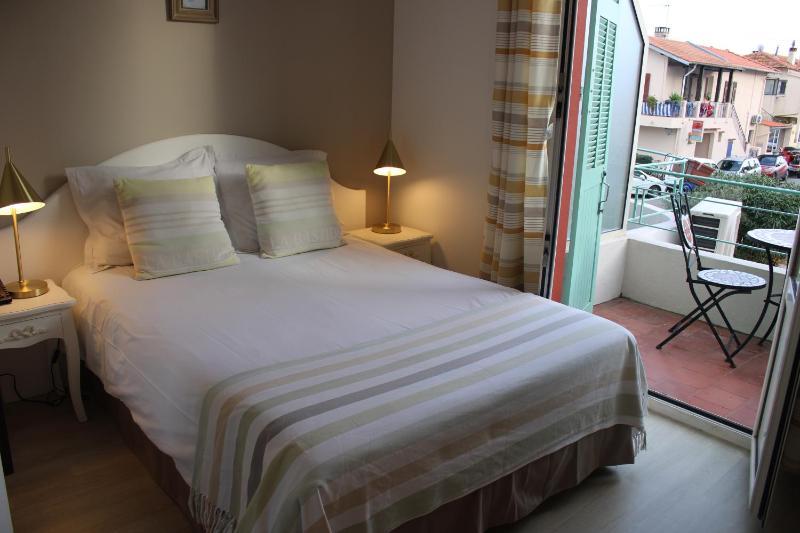 Double Room with Partial Sea View image 1