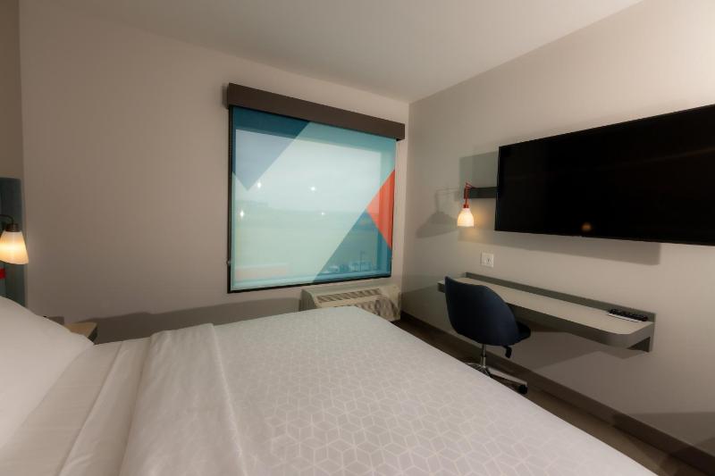 Standard King Room image 3