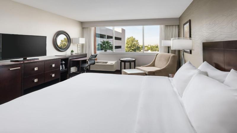Standard King Room image 3