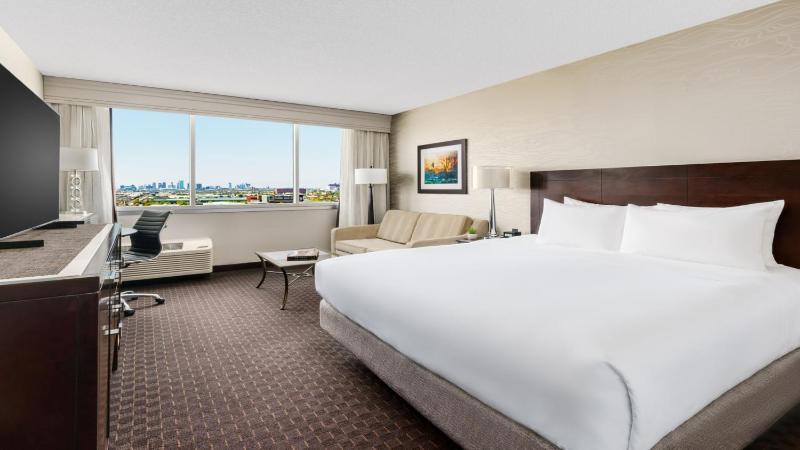 Standard King Room with Sofa Bed image 2