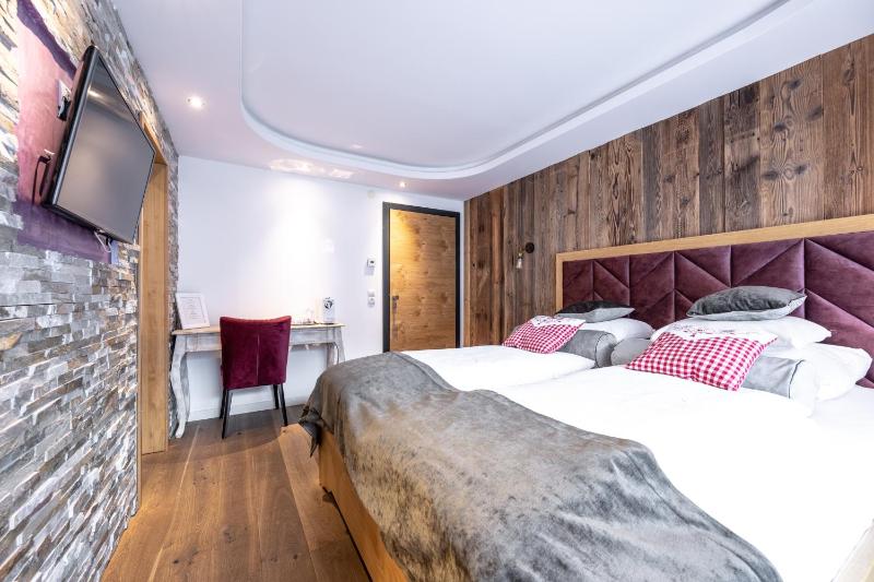 Deluxe Double Room with Terrace image 2