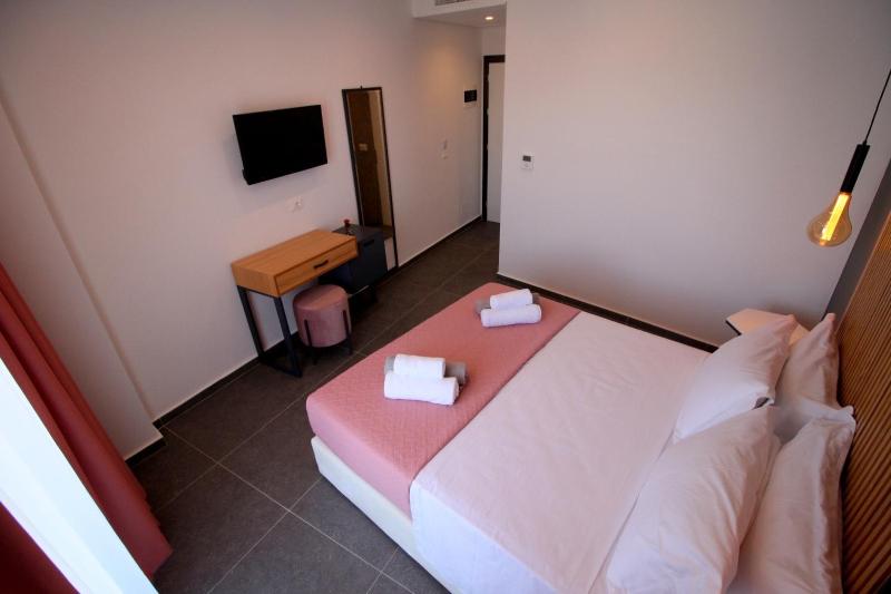 Double Room with Balcony image 4