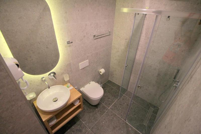 Double Room with Balcony image 3