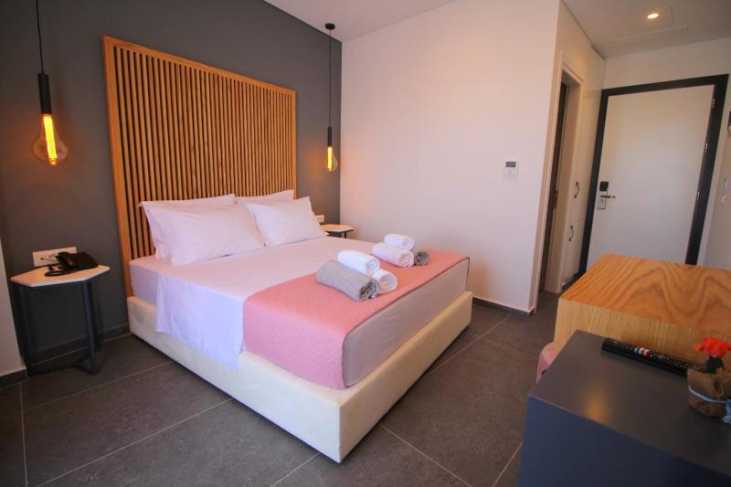 Double Room with Balcony image 2