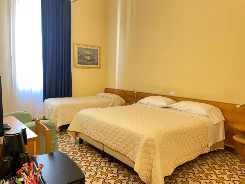 Twin Room with Private Internal Bathroom image 1