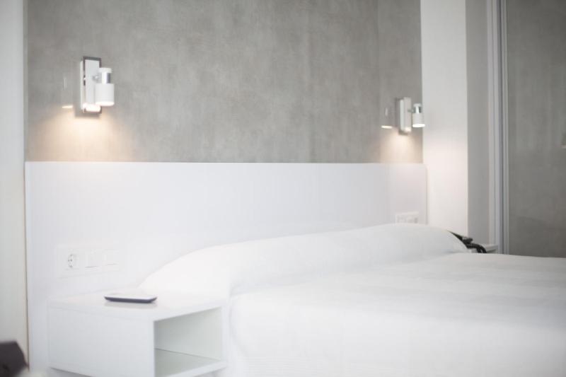 Standard Twin Room with Sea View image 2