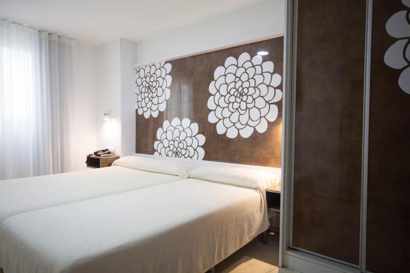 Standard Twin Room with Sea View image 3