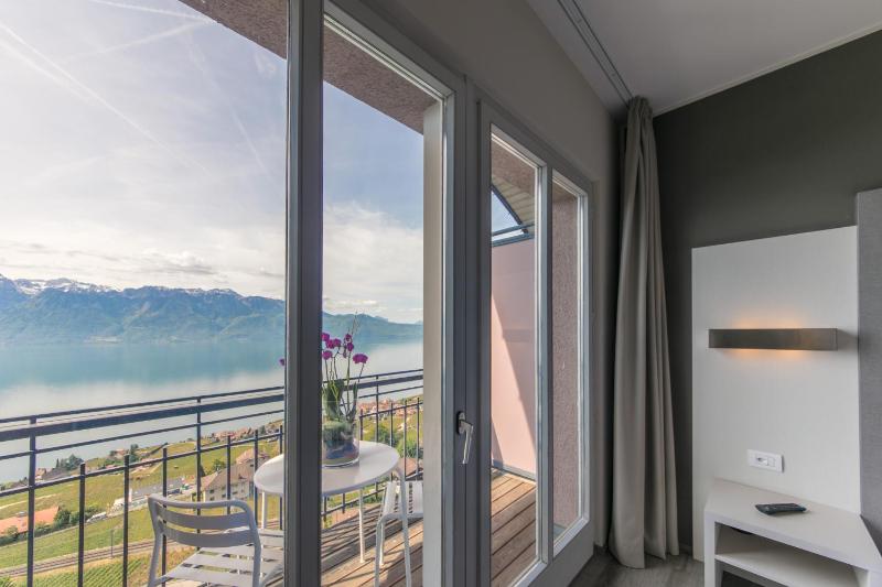 Double Room with Balcony and Lake View image 3