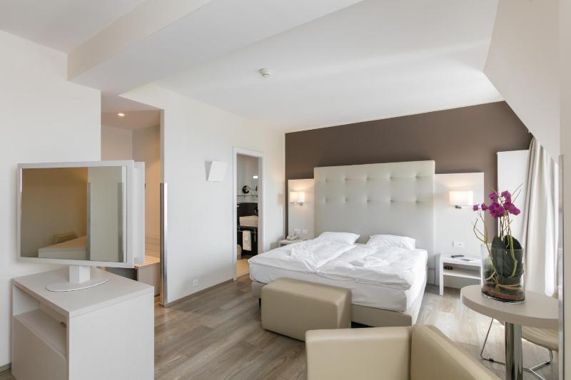 Junior Suite with Balcony image 4