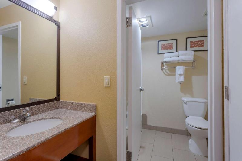 Queen Room with Two Queen Beds - Non-Smoking image 2